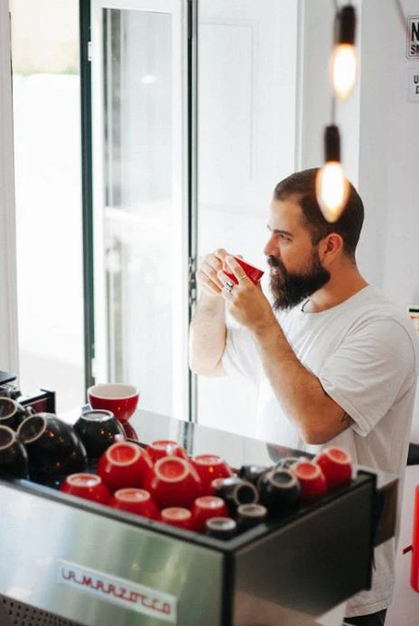 Ein Barista arbeitet mit einem Siebträger von La Marzocco.