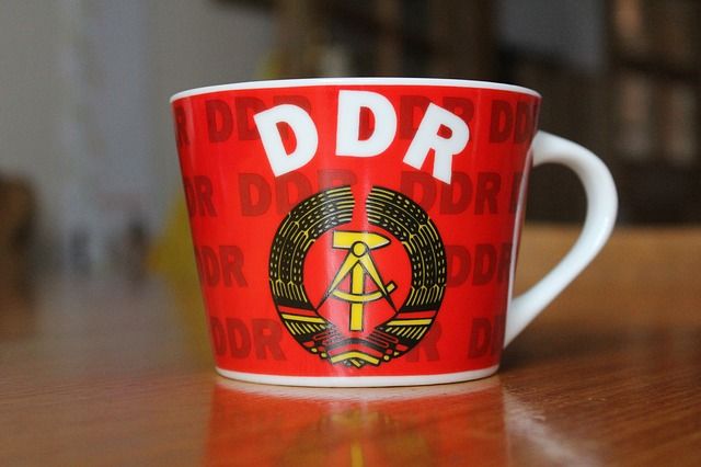 Kaffeetasse mit DDR Emblem