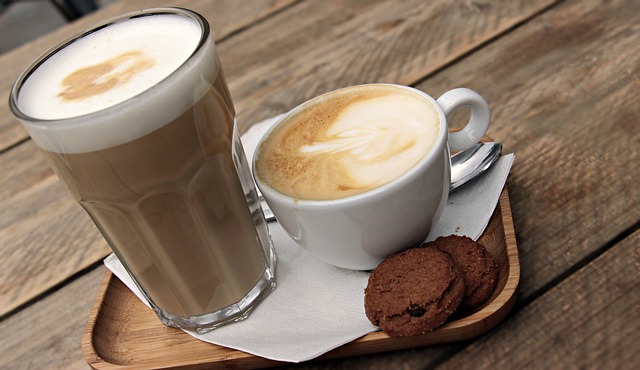 Ein Glas Latte Macchiato und eine Tasse Cappuccino