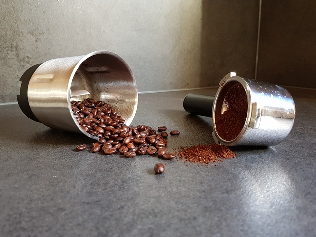 Kaffeebohnen und Kaffeepulver