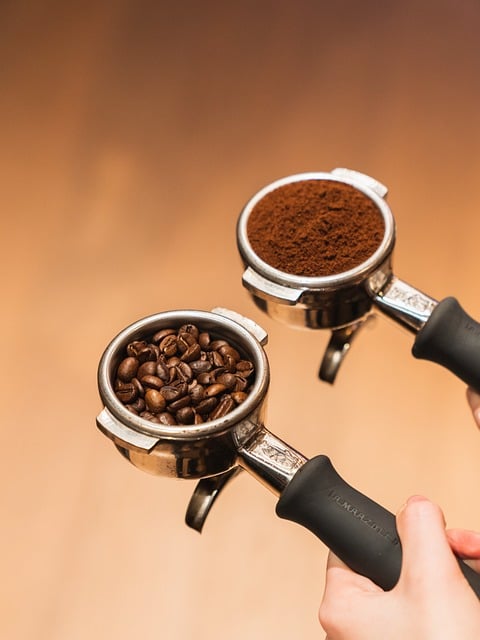 Filterträger mit Kaffeepulver