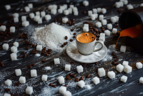 Eine Tasse Espresso und ganz viel Zucker