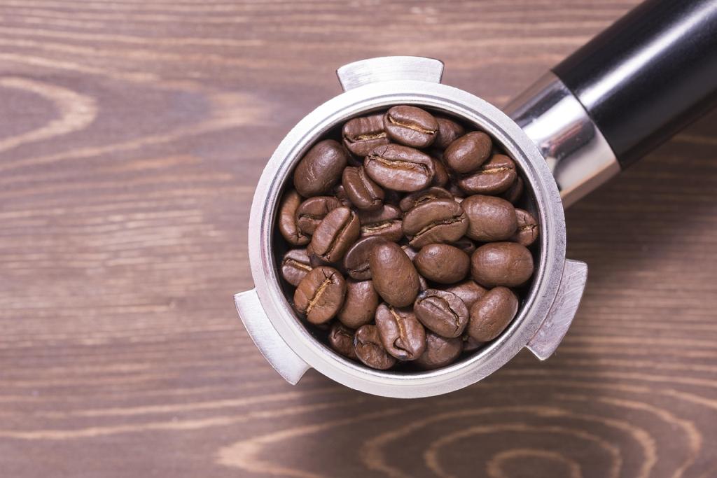 Filterträger mit Kaffeebohnen gefüllt
