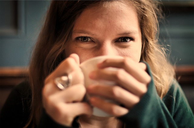 Frau trinkt eine Tasse Kaffee