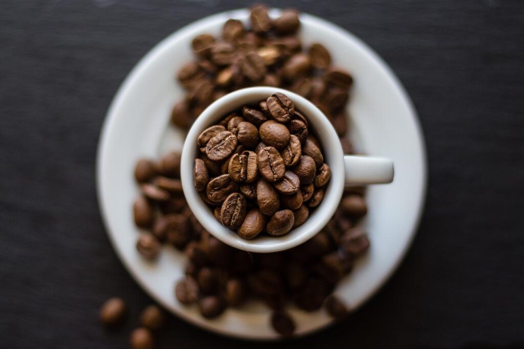 Kaffeebohnen in einer Espressotasse.